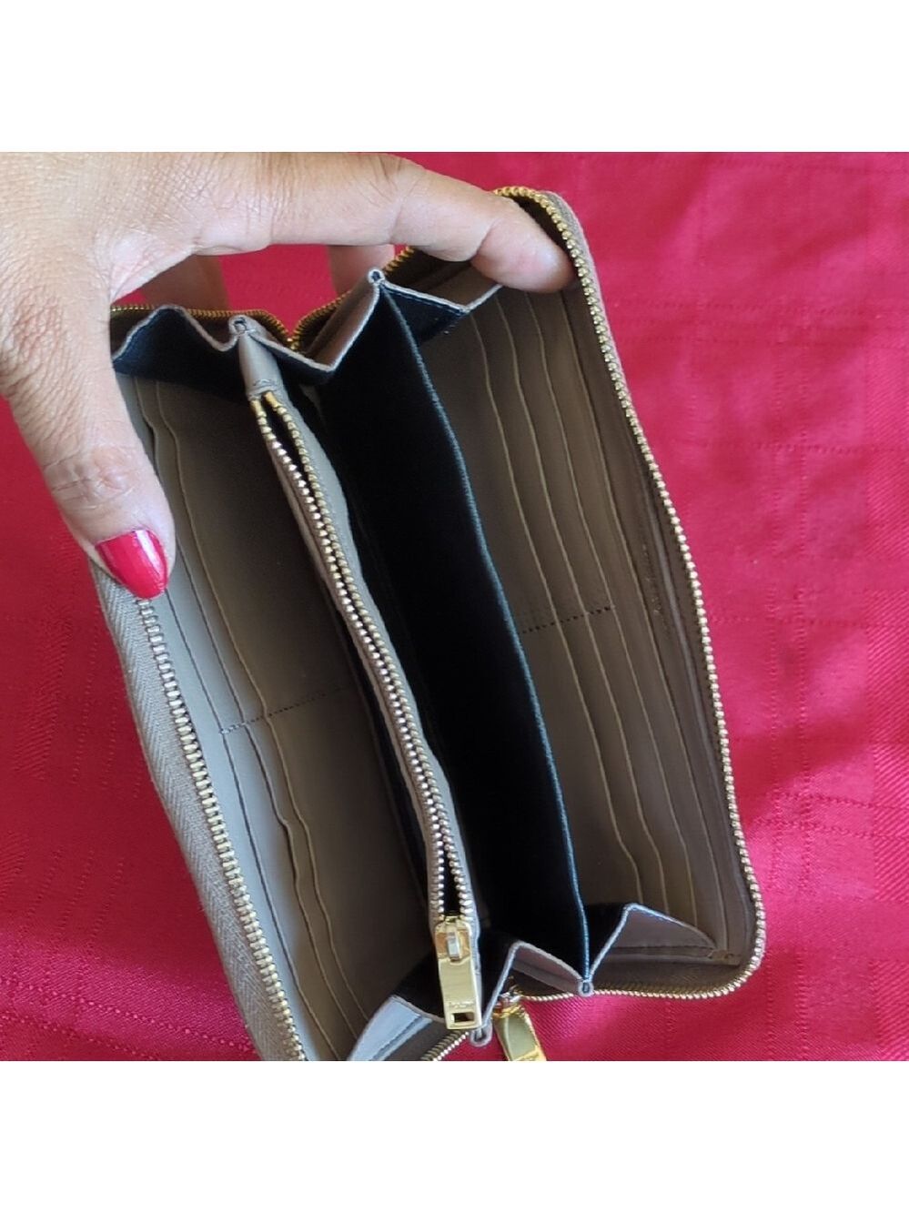 Yves Saint Laurent Tan Wallet Gold Hardware. - Picture 4 of 15